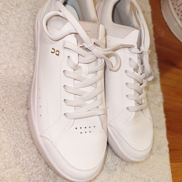 On the Roger- On Clouds Size 9 W - Picture 1 of 3